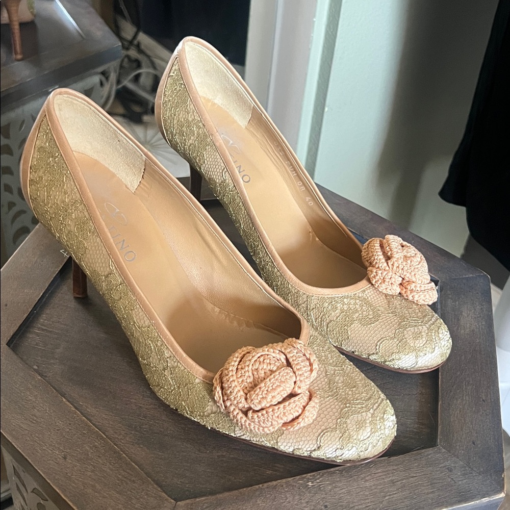🛑 1 hour sale. Valentino Garavani, size 9.5, Tan Lace Heels w/ crochet Flower